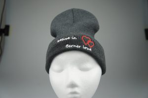 Strikhue med broderi