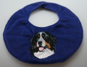 Hagesmæk med broderet Berner