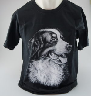 Sort T-shirt med hvidt motiv.